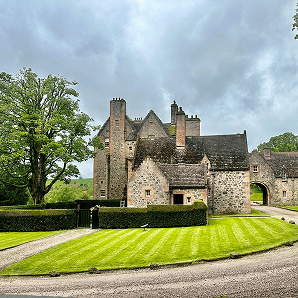 this is a picture of down to earth garden services maintaining a domestic residence